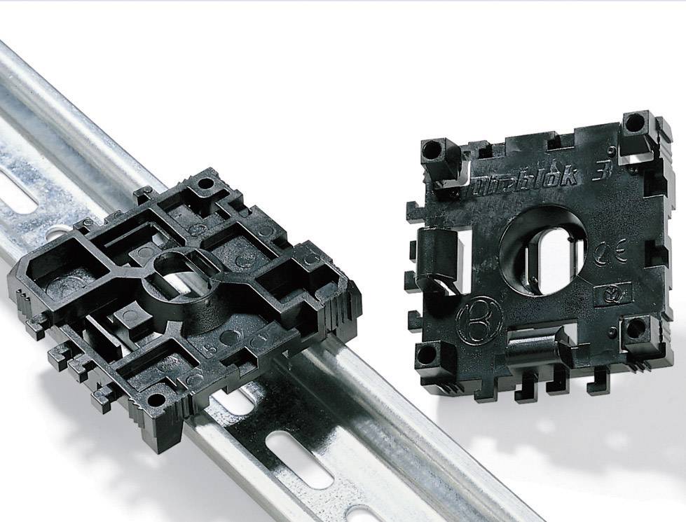 Zwei schwarze Befestigungselemente auf Metallschiene. Links montiert, rechts separat dargestellt. Verwendet für Kabelmanagement.
