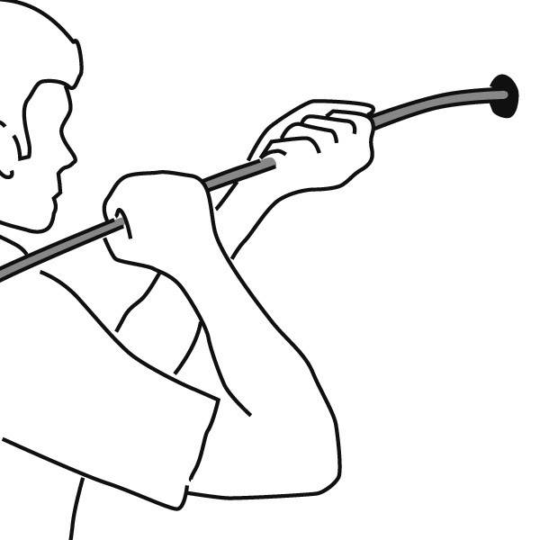 Person zieht an einem Seil oder Band, wahrscheinlich bei einer Übung oder Aktivität. Oberkörper von der Seite sichtbar.