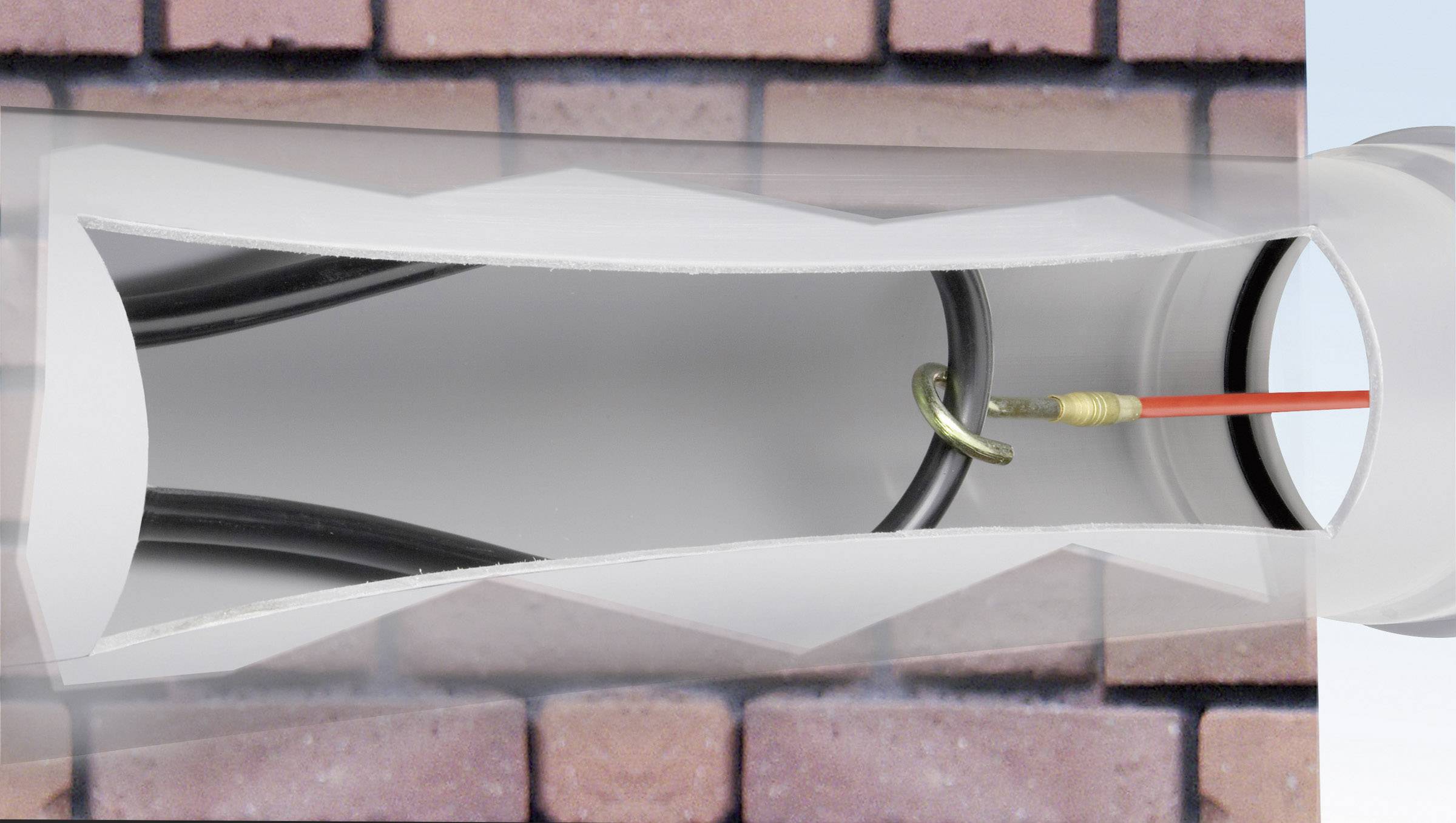 Schema eines horizontalen Kabelschutzrohrs, das durch eine Ziegelwand verläuft. Ein Kabel wird mit einem Haken durch das Rohr geführt.