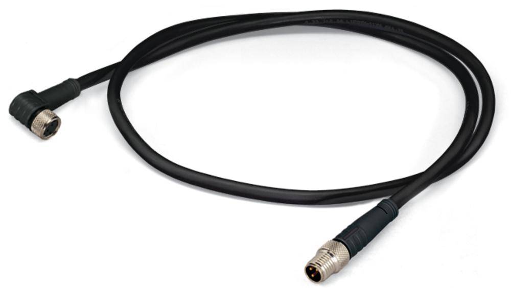 Schwarzes Koaxialkabel mit rechtwinkligem und geradem Stecker, verwendet für elektronische Verbindungen.