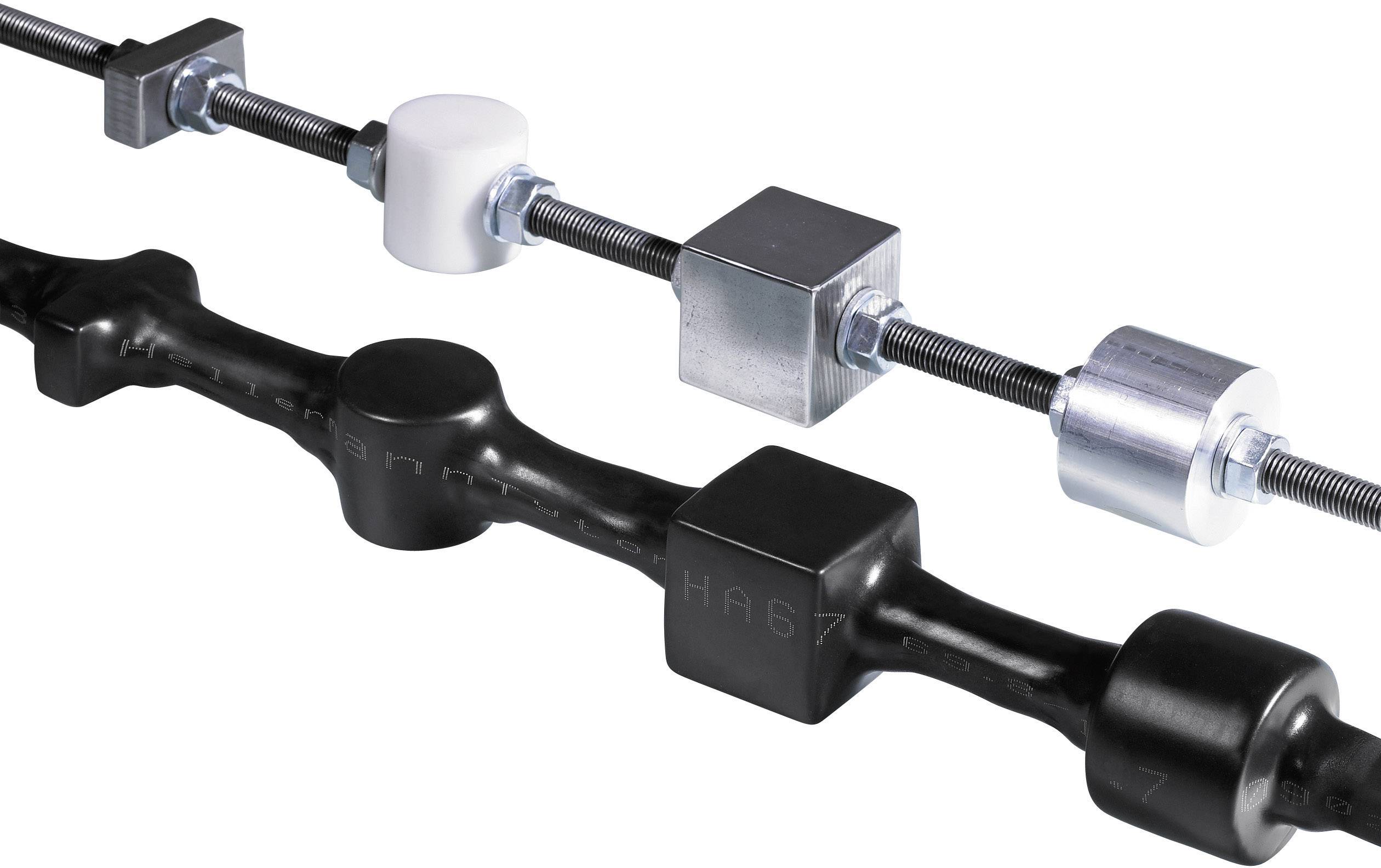 Zwei verschiedene Stabilisatorgestänge, eines in glänzendem Stahl mit weißen und silbernen Befestigungen, das andere in mattem Schwarz.