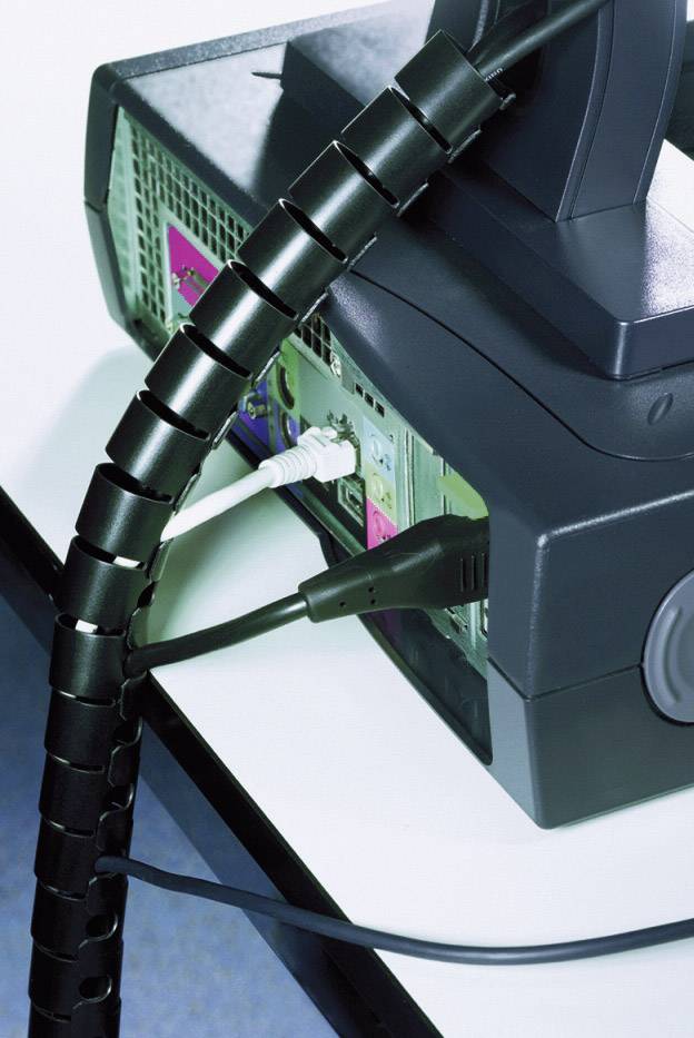 Ein Computer-Monitor mit Kabelanschlüssen auf der Rückseite, einschließlich Strom- und Netzwerkkabel, auf einem Schreibtisch.