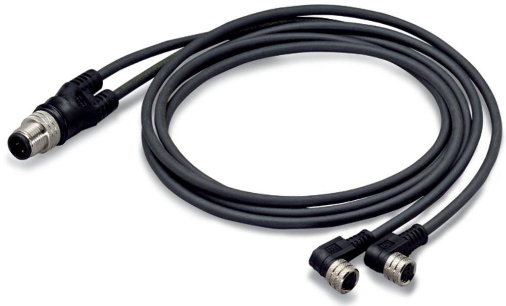 Ein schwarzes Y-Kabel mit drei Steckern, geeignet für den Anschluss von mehreren Geräten an eine Stromquelle oder ein Netzwerk.