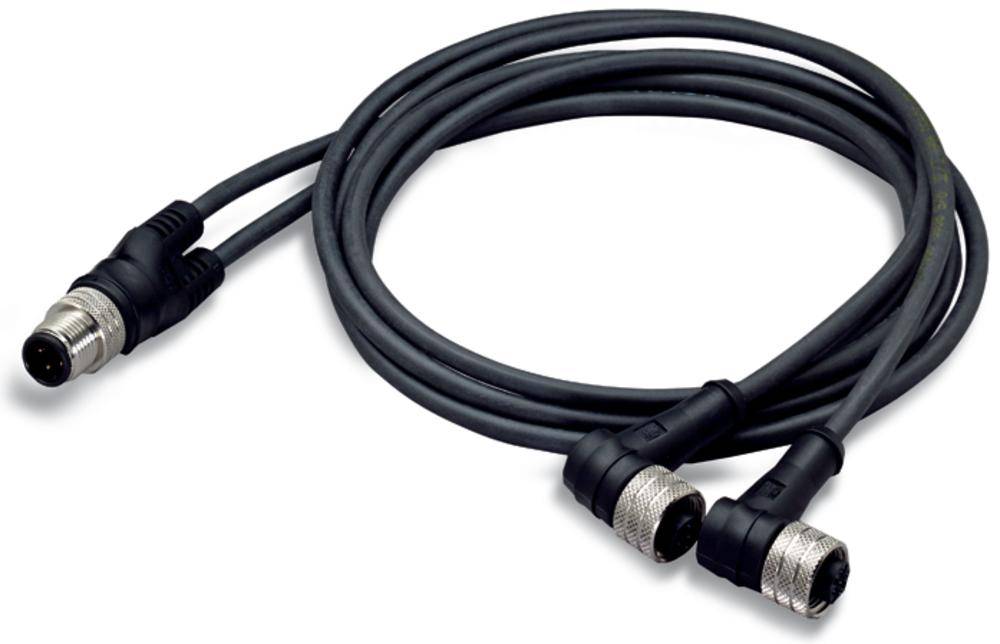 Ein schwarzes Kabel mit drei Steckverbindern, zwei am einen Ende und einer am anderen Ende, auf weißem Hintergrund.
