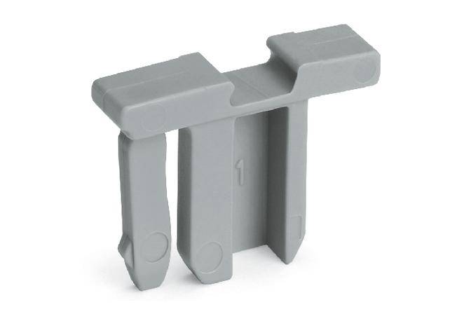 Graues Kunststoffteil mit drei vertikalen Elementen und einer flachen Oberseite.