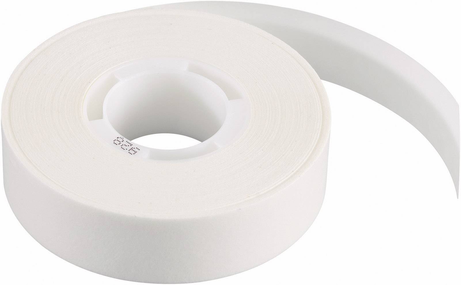 Eine weiße Rolle Klebeband liegt teilweise abgerollt auf einem weißen Hintergrund.