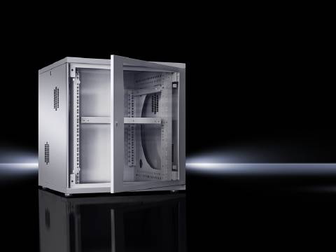 Ein silberner, leerer Serverschrank mit geöffneter Tür steht auf einem glänzenden schwarzen Hintergrund.