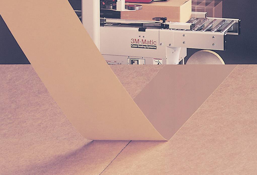 Eine Maschine verschließt Kartons mit Klebeband.