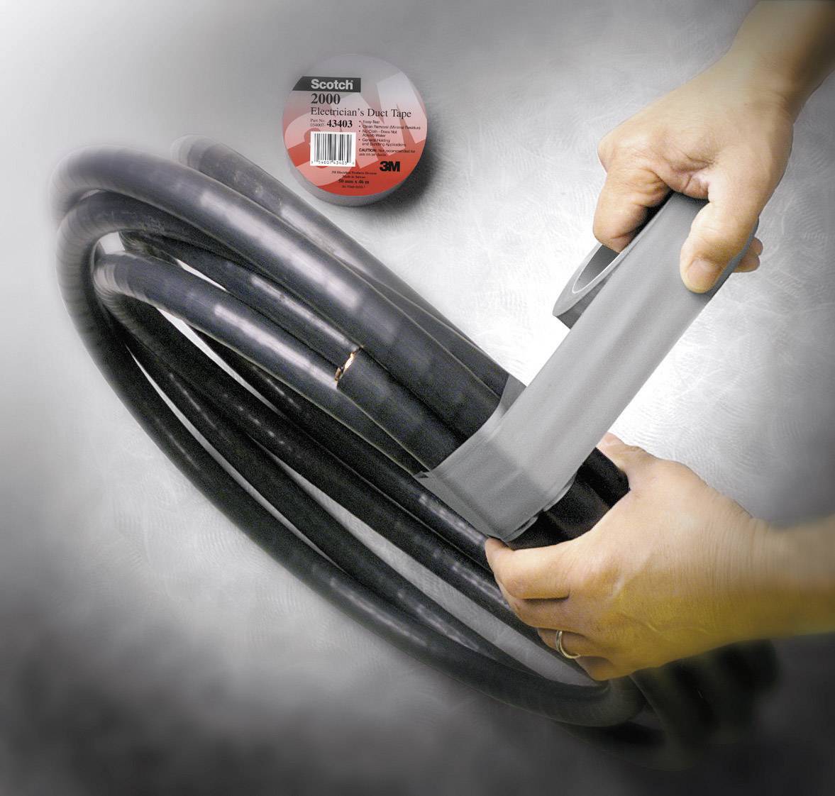 Person wickelt graues Klebeband um eine Rohrleitung; darüber ist eine runde Verpackung von Scotch-Klebeband abgebildet.