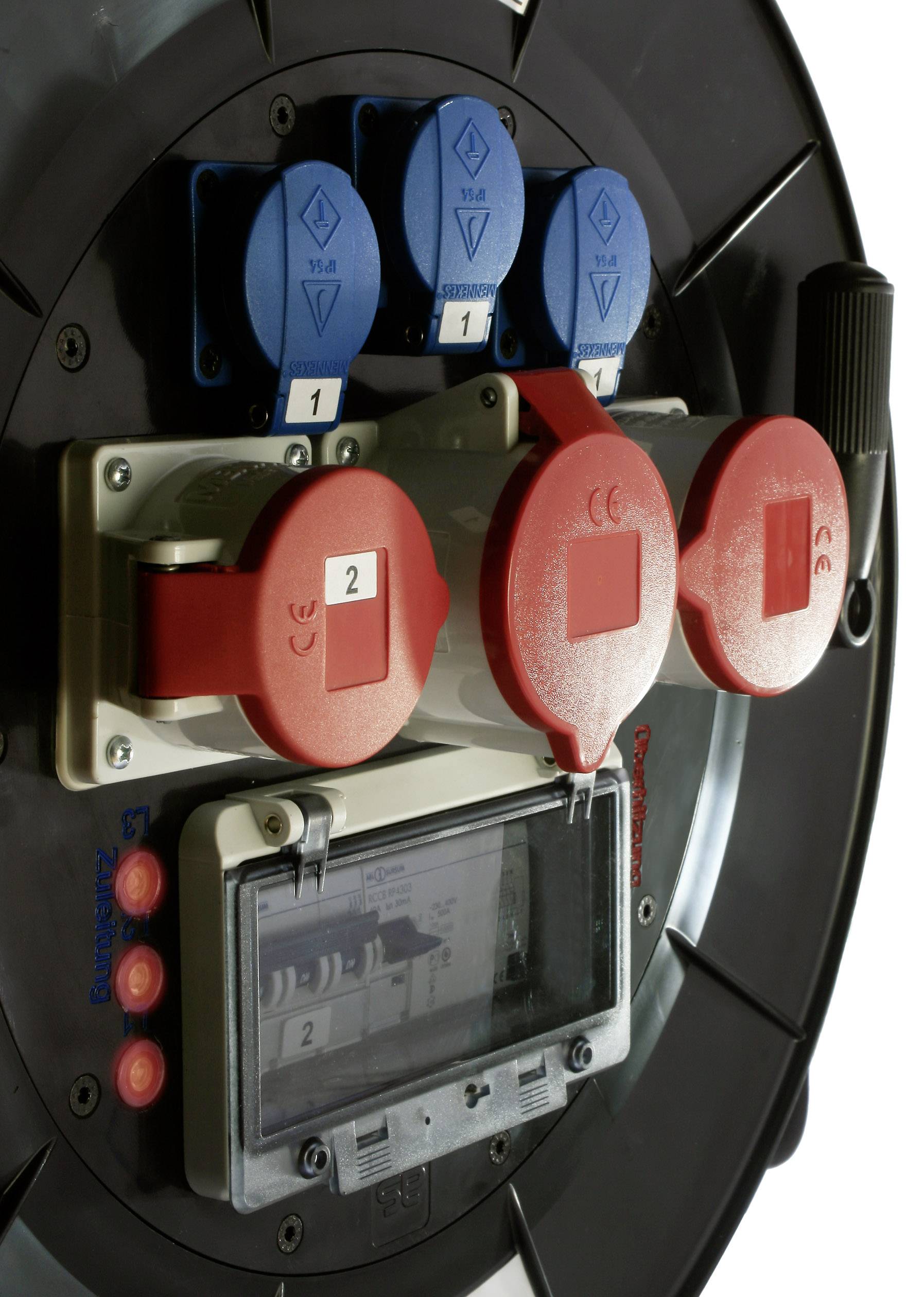 Elektrische Verteilerbox mit mehreren Steckdosen und Schaltern, nummeriert mit '1' und '2', auf schwarzem Hintergrund.