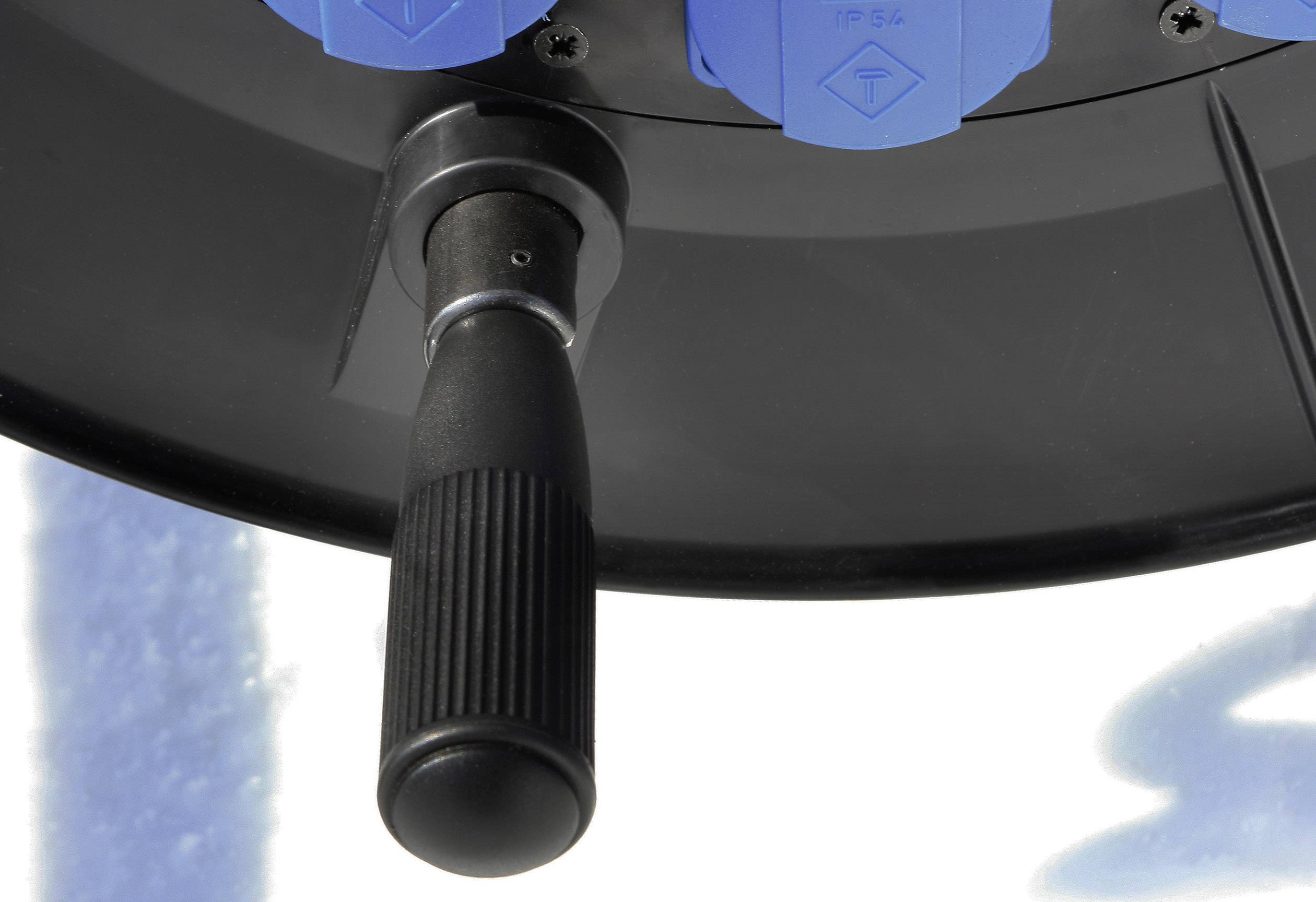 Nahaufnahme eines schwarzen, geriffelten Handgriffs unter blauen Steckdosen auf Kabeltrommel. Fokus auf Funktionalität des Griffs.