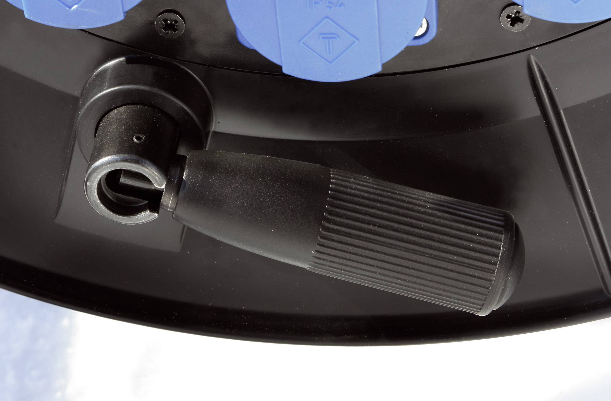 Nahaufnahme eines schwarzen Hebels, der Teil eines mechanischen Geräts ist, umgeben von blauen Komponenten mit unbekannter Funktion.