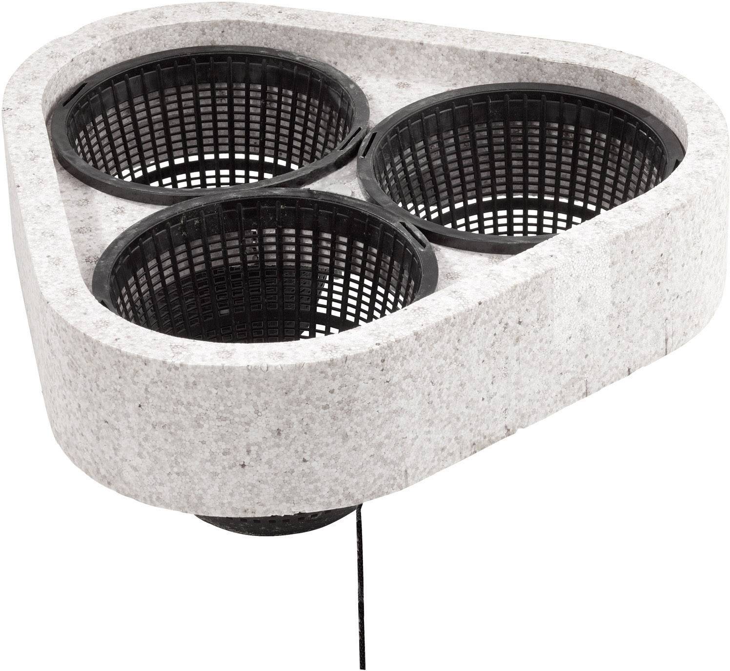 Ein dreieckiger Hängekorb mit drei schwarzen, perforierten Körben zur Aufnahme von Pflanzen, hergestellt aus einem hellen, steinähnlichen Material.