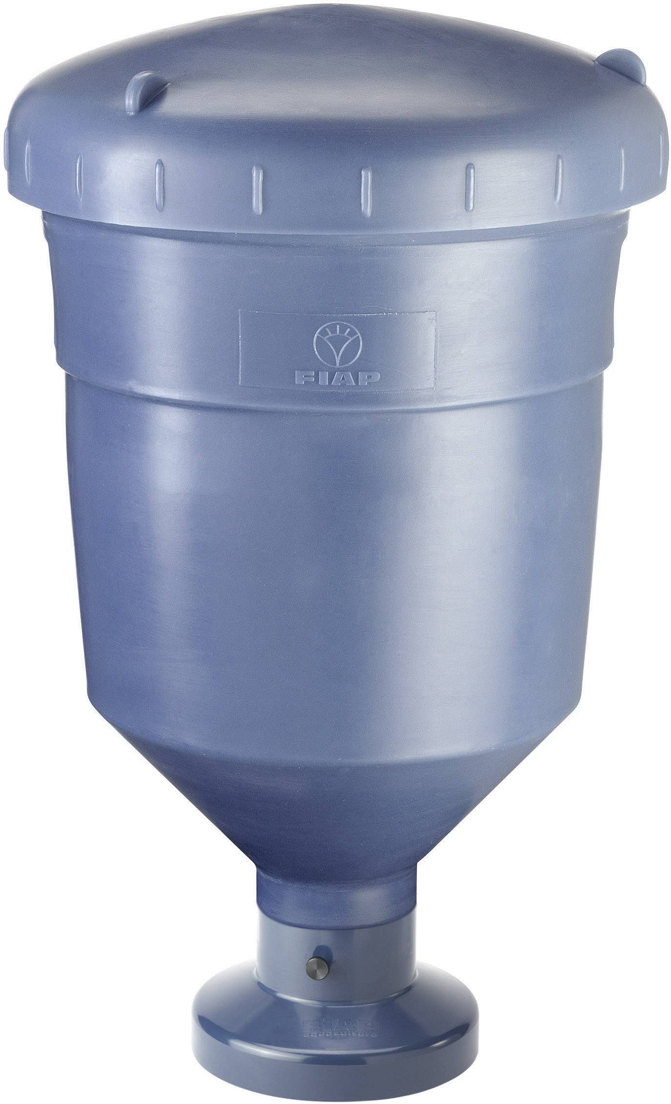 Ein großer, blauer Kunststoffbehälter mit breiter, runder Öffnung oben und schmaler Basis unten, möglicherweise ein Wasserspeicher.
