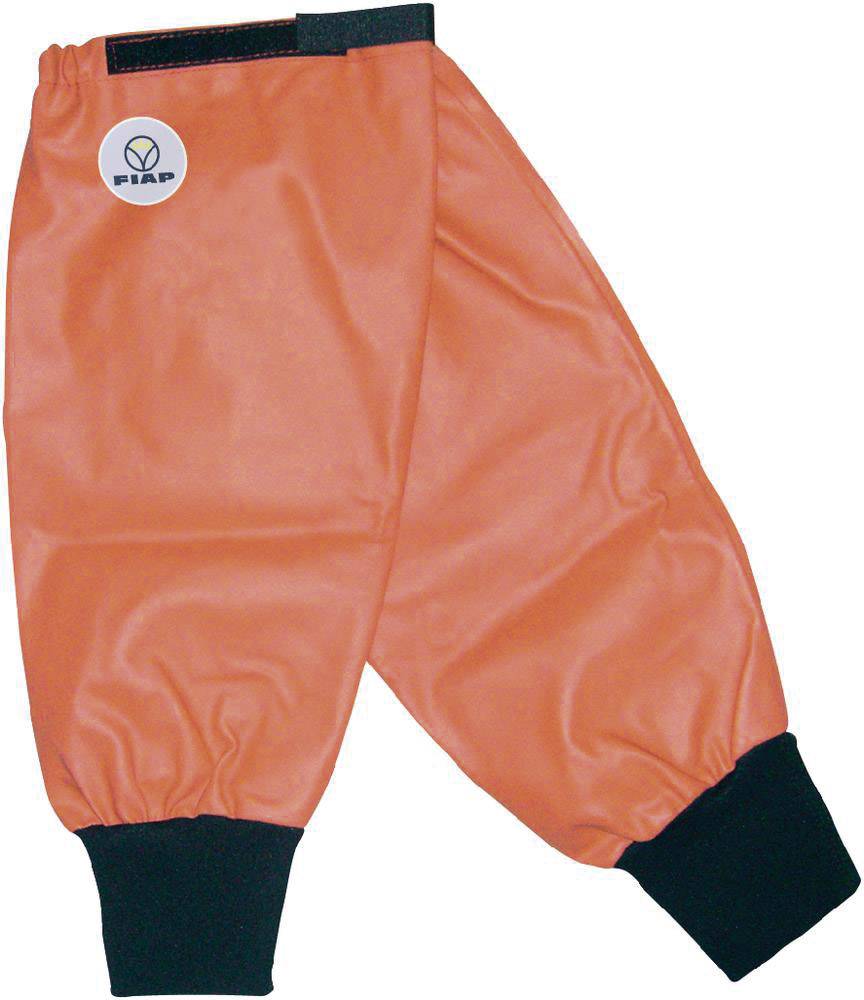 Orangene Wasserprotektoren mit schwarzen Bündchen und einem kleinen Emblem auf dem oberen Teil.