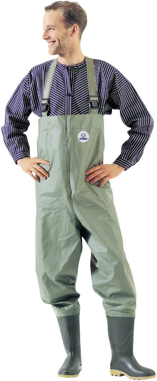 Ein Mensch in einer grünen Latzhose und Gummistiefeln steht und lächelt, trägt ein gestreiftes Hemd.