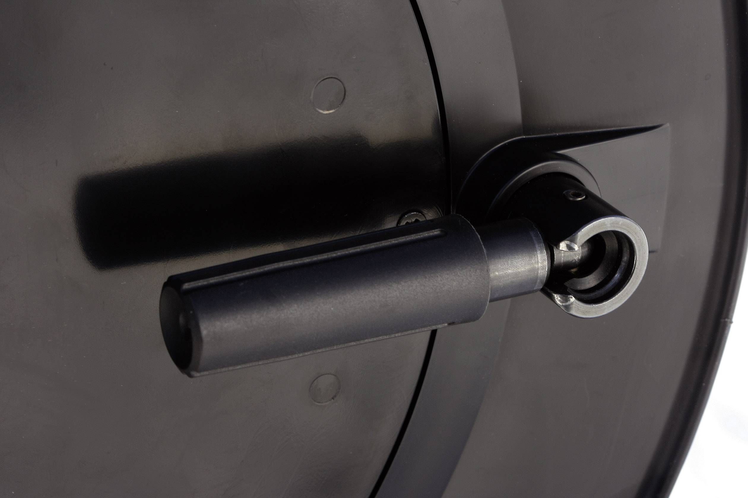 Schwarzes, zylindrisches Objekt mit Halterung und mechanischem Detail, möglicherweise ein Teil eines größeren Gerätes oder Mechanismus.