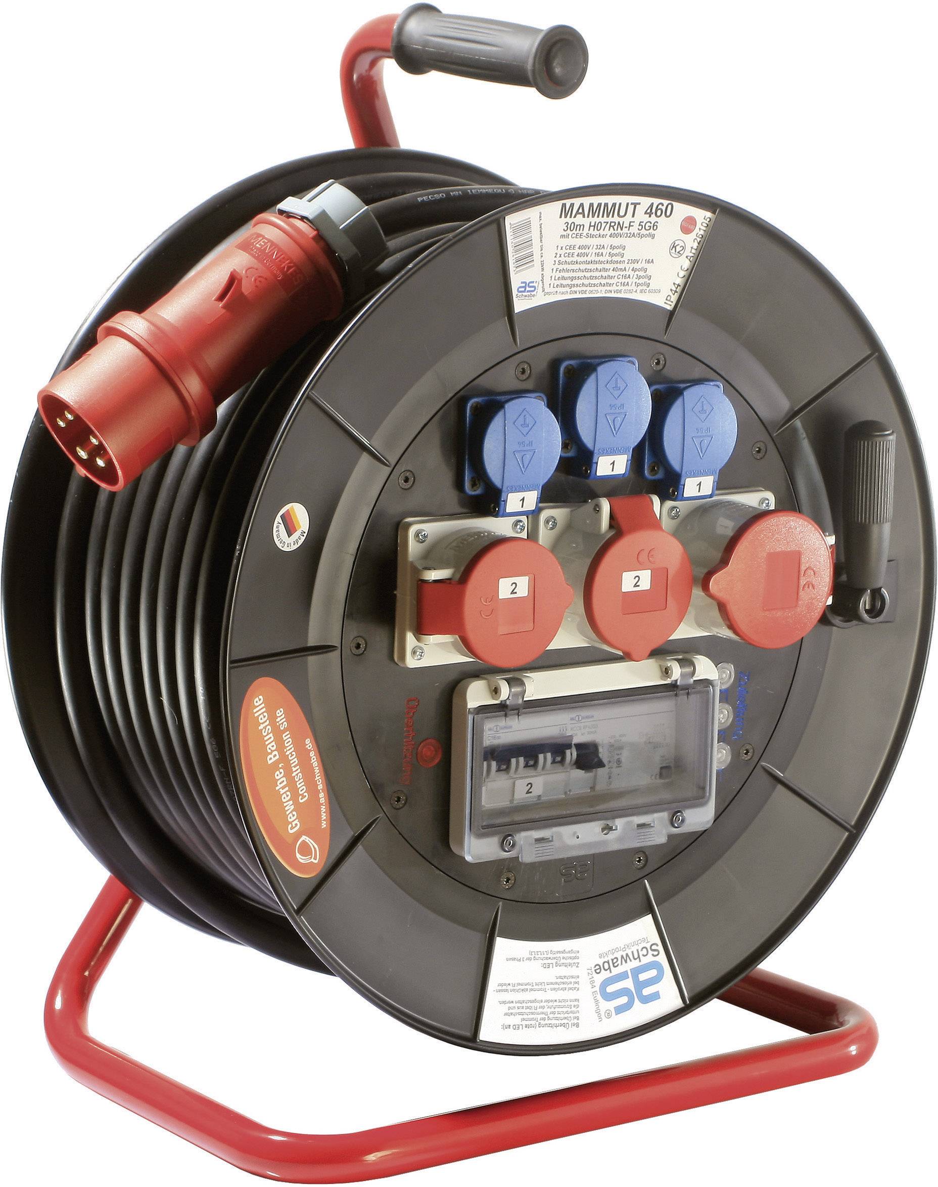 Ein schwarzes, rundes Verlängerungskabel mit mehreren Steckdosen und einem roten Stecker, auf einem roten Metallständer montiert.