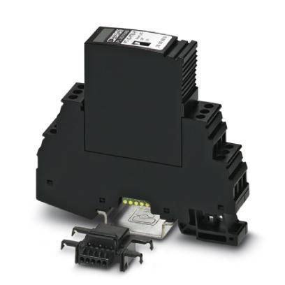 Schwarzes elektronisches Bauelement mit Stecker und Metallklemme, montiert auf einer DIN-Schiene zur Schaltschrankinstallation.
