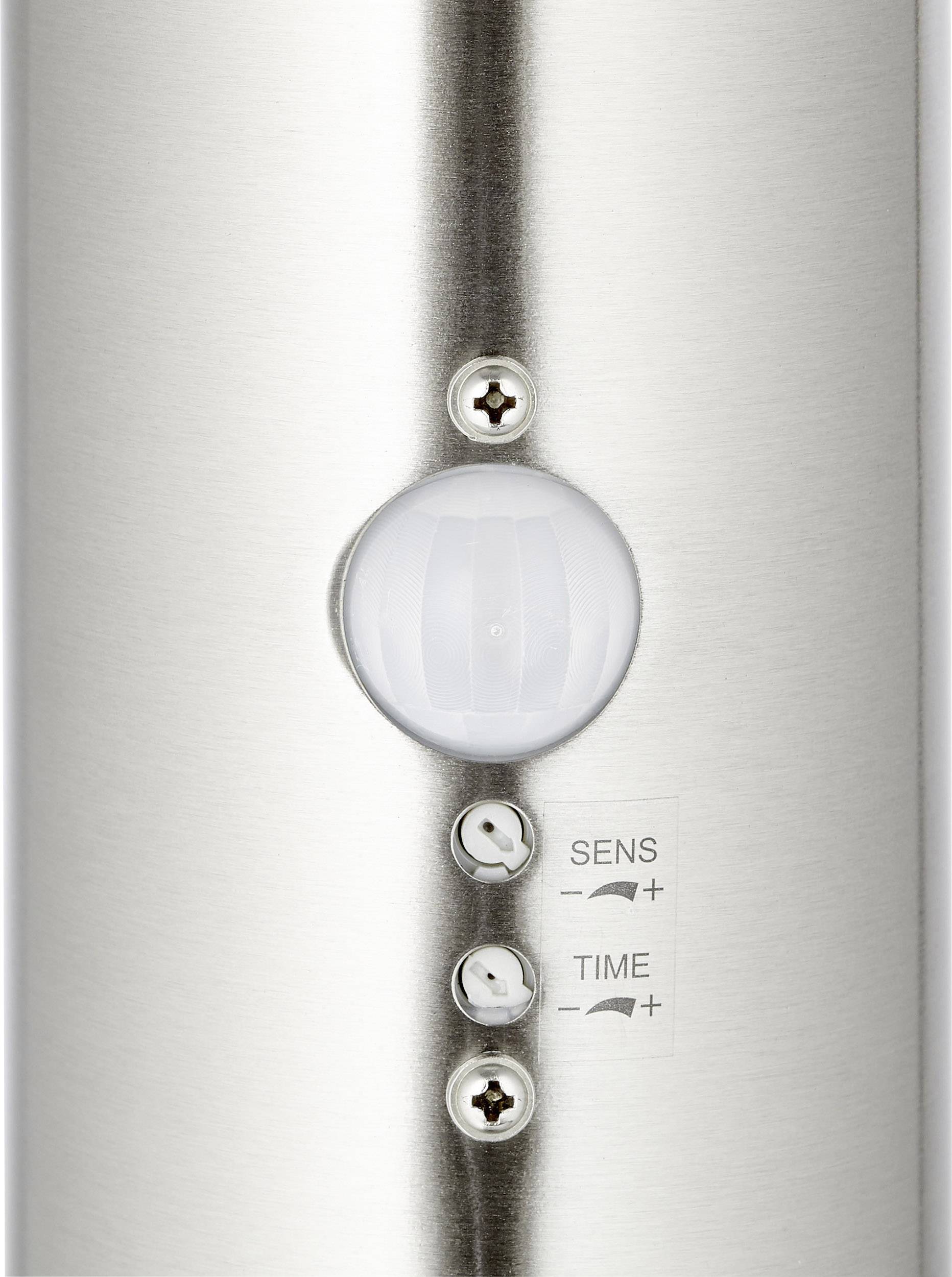 Silberne Leuchte mit eingebautem Bewegungssensor. Zwei Einstellungsschrauben: 'SENS' zur Empfindlichkeit und 'TIME' zur Zeiteinstellung.