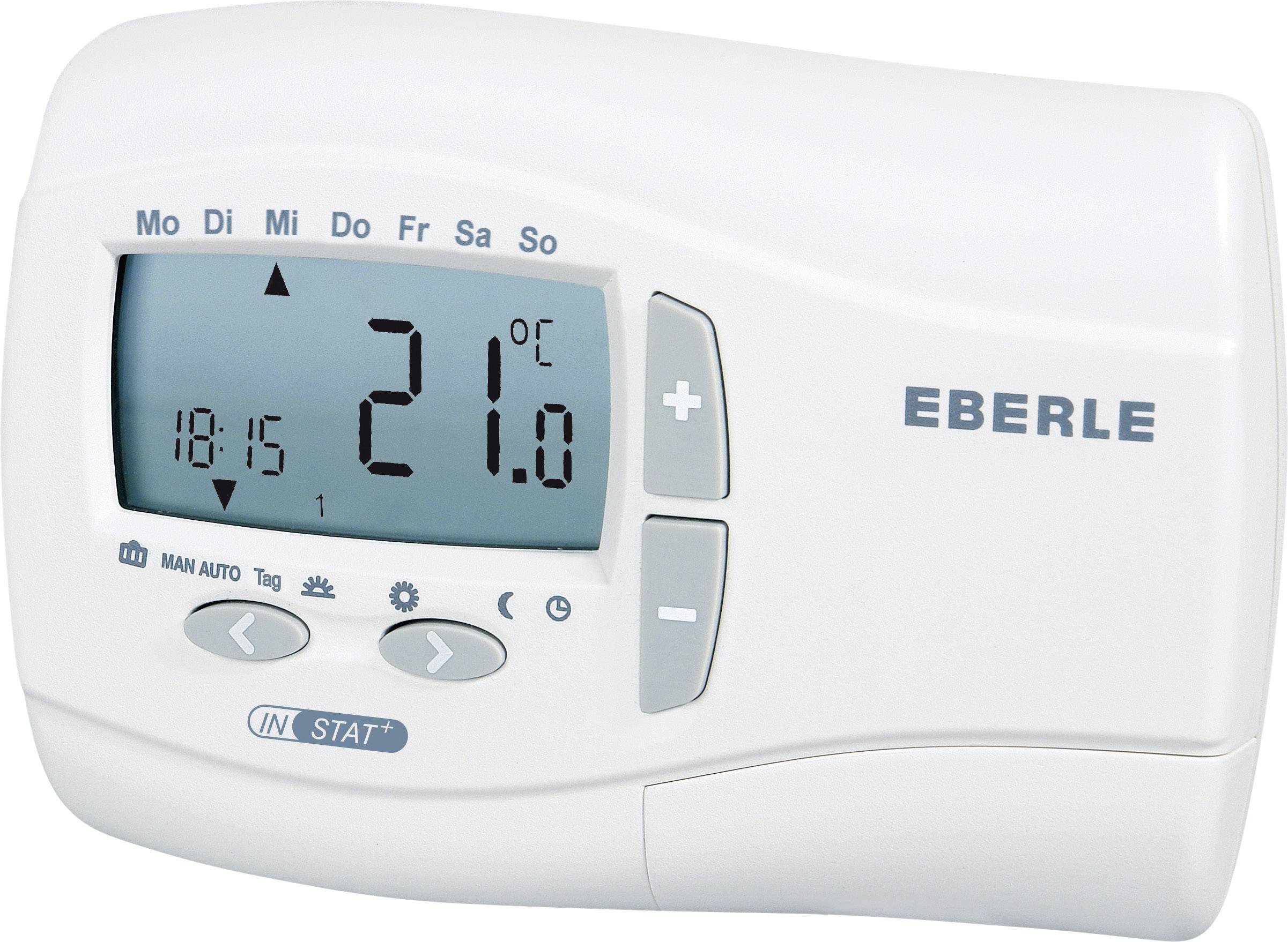 Ein digitales Raumthermostat zeigt eine Temperatur von 21 Grad Celsius an. Auf dem Display sind Wochentage und Uhrzeit (18:15) sichtbar.