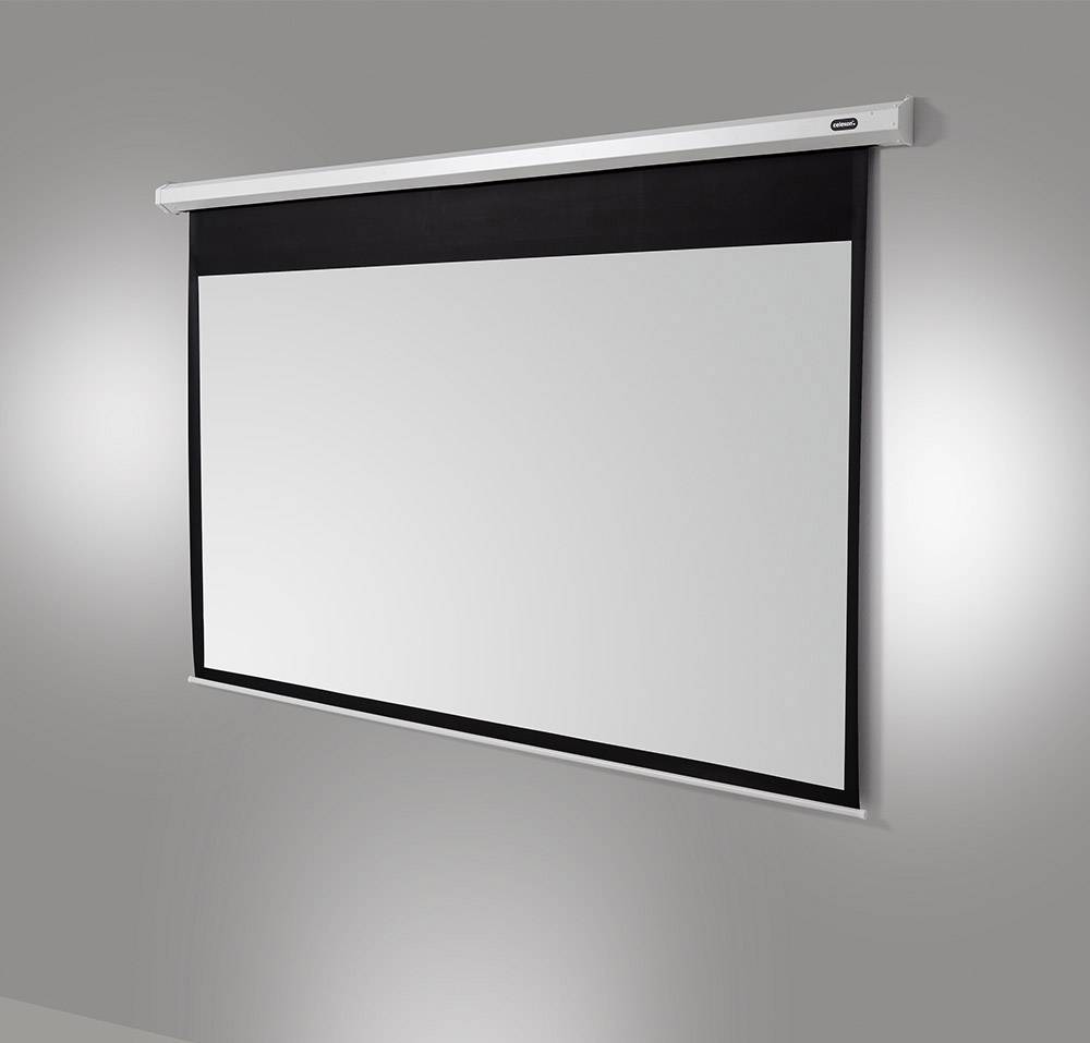 Leinwand an grauer Wand, bereit für Projektionen.