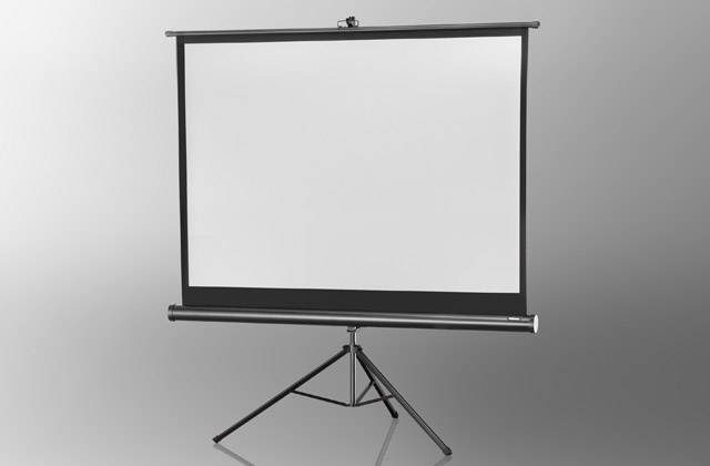 Leinwand auf einem dreibeinigen Stativ, bereit für Projektionen vor grauem Hintergrund.