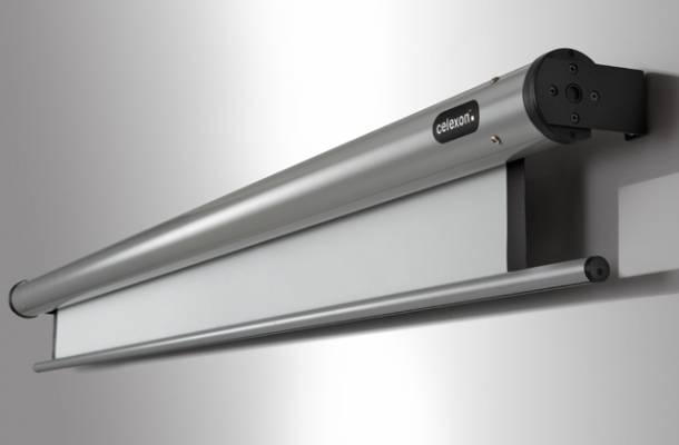 Motorisierte, ausfahrbare Projektionsleinwand in einem silbernen Gehäuse, montiert an einer Wand, mit der Aufschrift 'celexon'.