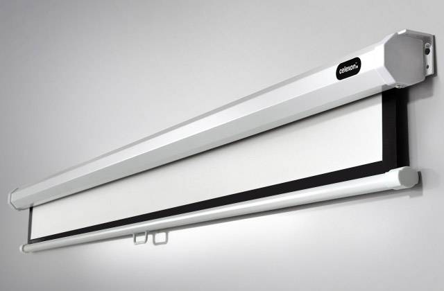 Elektrische Leinwand mit rechteckigem Gehäuse an grauer Wand, teilweise entrollt. Perfekt für Heimkino- oder Präsentationszwecke.