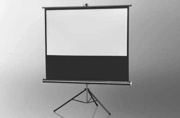 Leinwand auf einem Stativ, bereit für Projektionen, vor einem grauen Hintergrund.