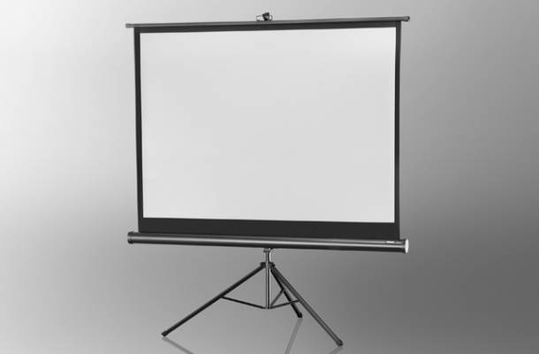 Ein leeres Projektionsleinwand auf einem dreibeinigen Ständer vor einem grauen Hintergrund.
