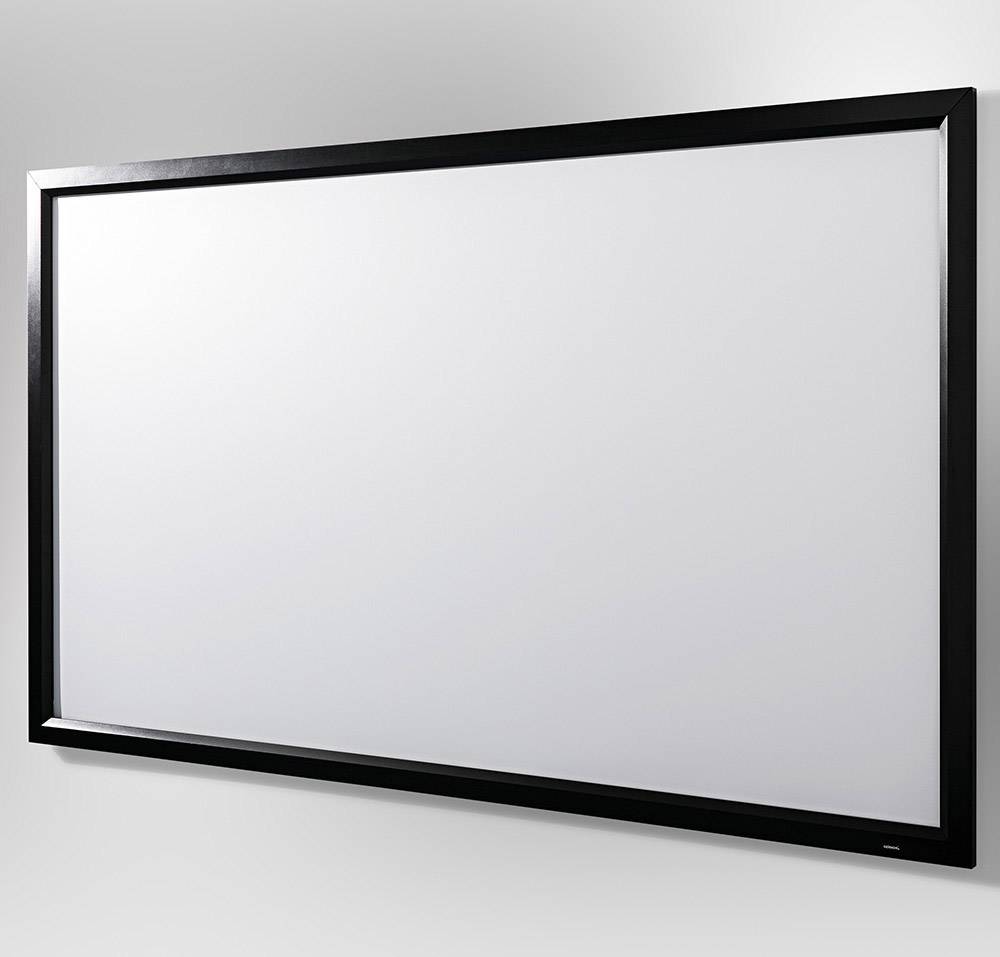 Leere weiße Leinwand in einem schwarzen Rahmen an der Wand.