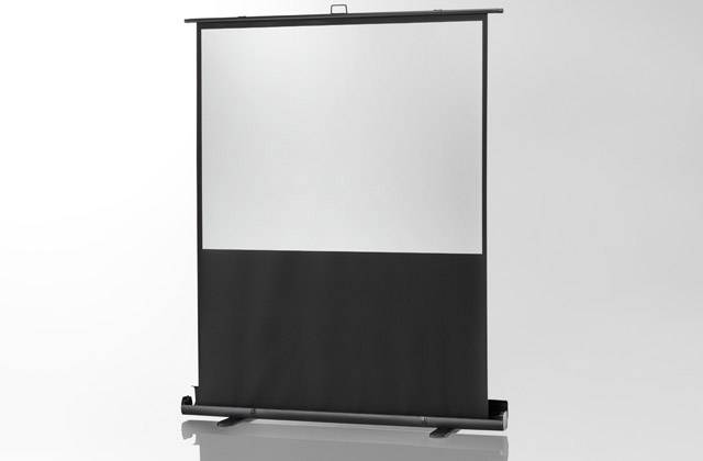 Ein tragbares Projektionsleinwand mit schwarzer Umrandung und weißer Fläche, freistehend auf einem grauen Hintergrund.