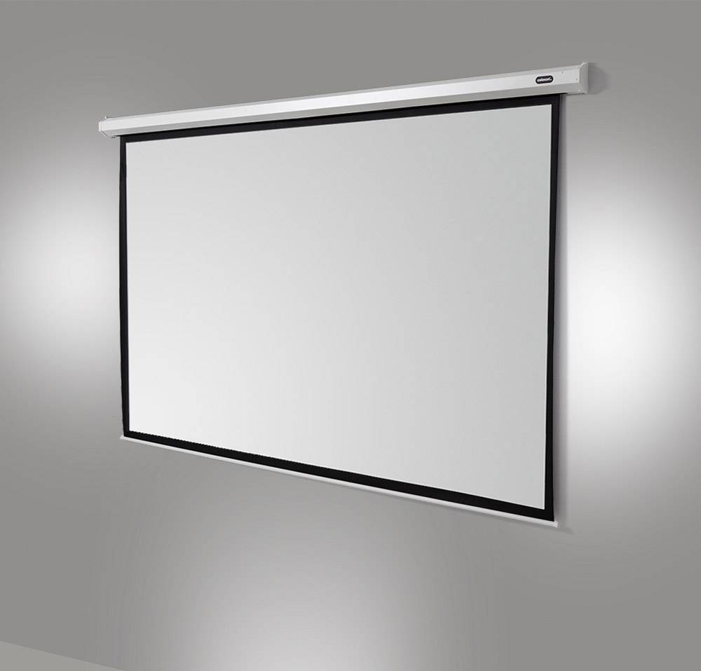 Leinwand in einem neutralen Raum, bereit für Projektionen.