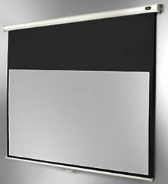 Leinwand mit schwarzem Rahmen und weißer Projektionsfläche, an einer Wand montiert.