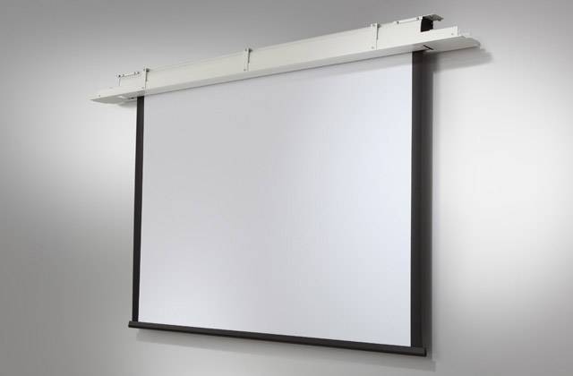 Eine weiße, heruntergezogene Leinwand an einer Wand, bereit zum Projizieren von Bildern oder Präsentationen in einem Vortrags- oder Schulungsraum.