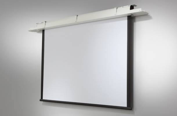 Weiße Leinwand hängt an der Wand, bereit für Projektionen.