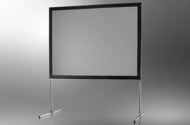 Leinwand auf Stativ vor grauem Hintergrund, bereit für Projektion. Ideal für Präsentationen oder Filme.