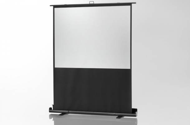 Eine aufgestellte, tragbare Leinwand mit schwarzem Rahmen, geeignet für Präsentationen oder Projektionen in einem Büro oder Klassenzimmer.