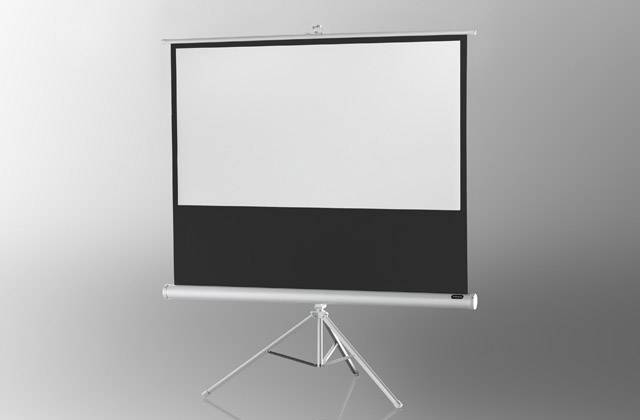 Ein Projektorleinwand steht auf einem dreibeinigen Ständer vor einem grauen Hintergrund. Sie ist oben in Weiß und unten in Schwarz gehalten.