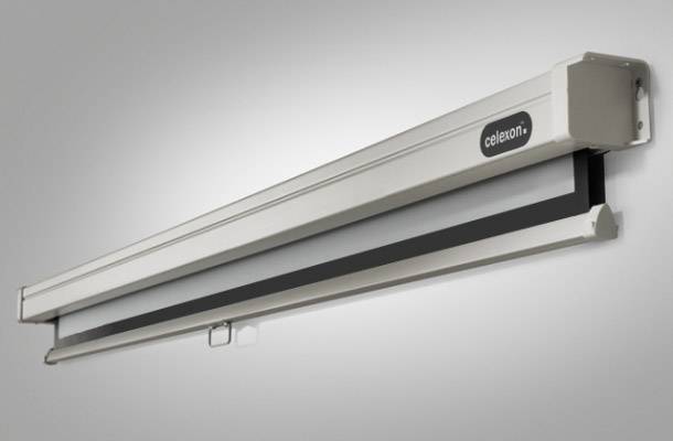 Leinwand-Rollo an der Wand, zur Projektion. Rechteckige Form, oben befestigt, bereit zum Herunterziehen.