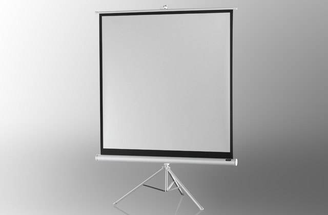 Leinwand auf Stativ vor grauem Hintergrund, bereit für Projektionen oder Präsentationen.