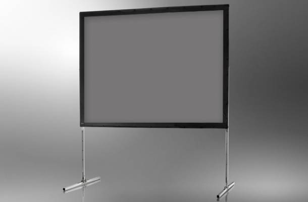 Große Projektionsleinwand auf Metallständern, aufgestellt in einem leeren Raum mit grauem Hintergrund.