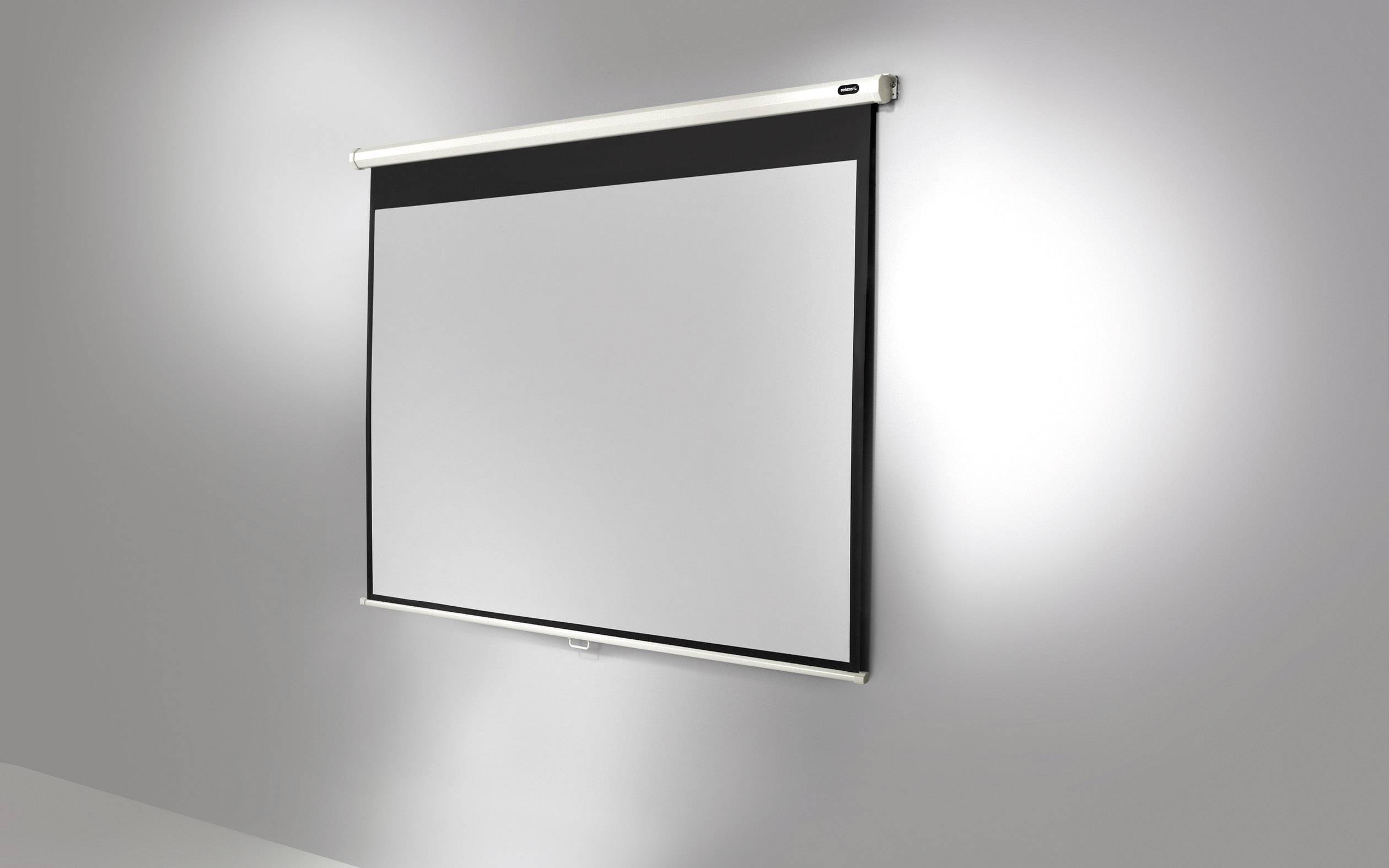 Leinwand an der Wand, bereit für Projektionen.