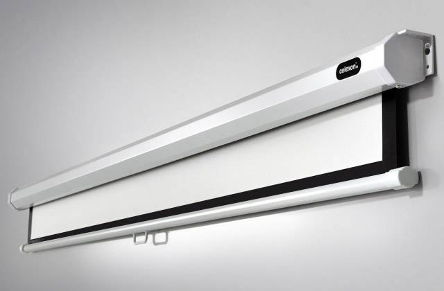 Elektrische Leinwand mit weißem Gehäuse, herabrollbare Fläche und schwarzem Rand, an einer weißen Wand montiert.