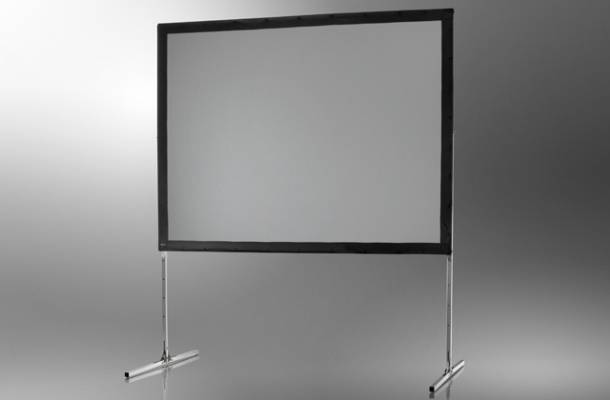 Leinwand auf Ständer in einem hellen Raum.