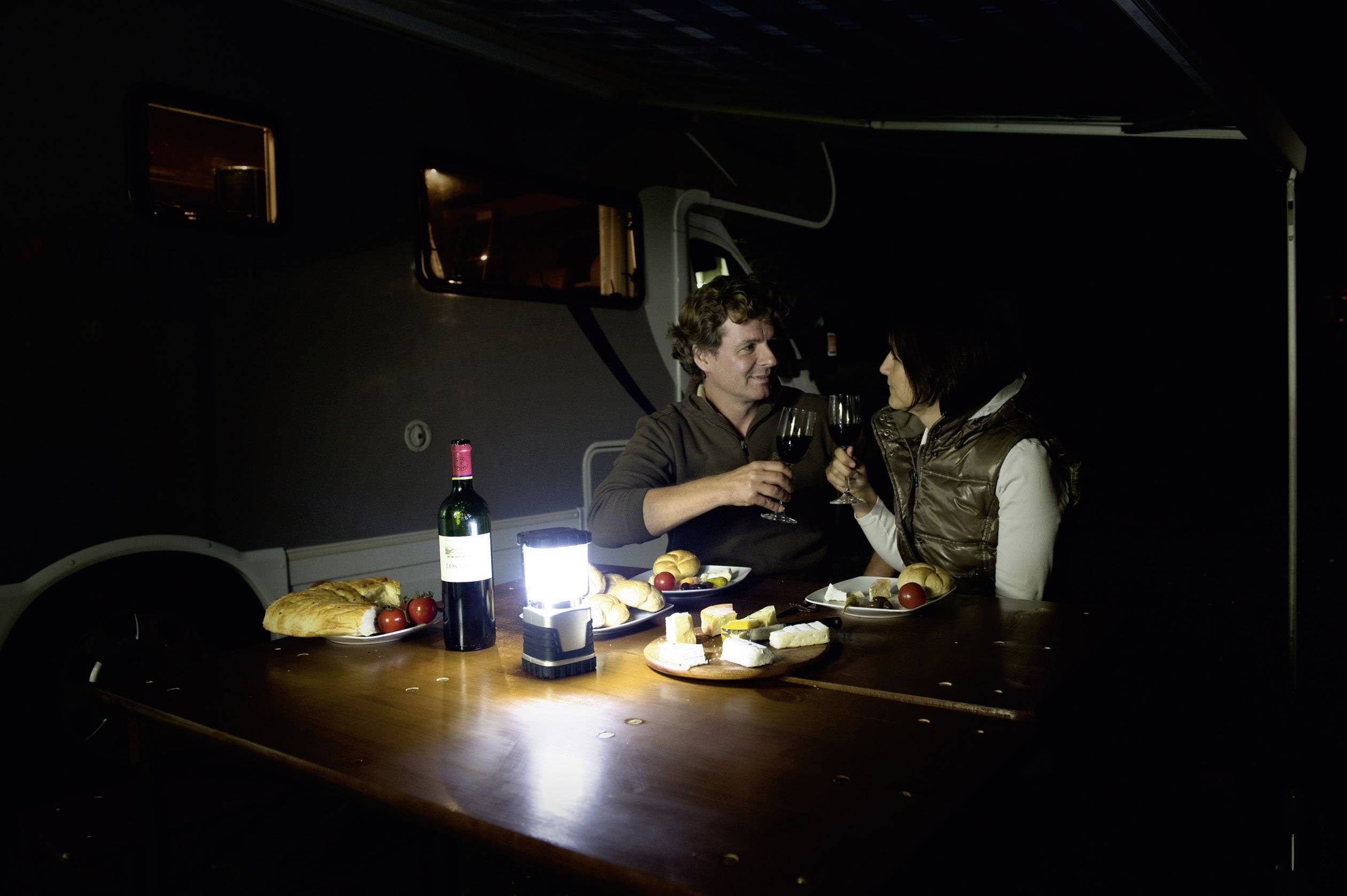 Varta 18663101111 Camping Lantern L20 LED Camping-Laterne 300 lm batteriebetrieben 830 g Silber-Schwarz