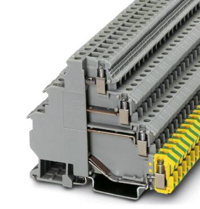 Grauer Reihenklemmblock mit mehreren Verbindungsebenen und Schraubklemmen; untere Reihe markiert mit gelb-grünen Elementen, zur Verteilung elektrischer Verbindungen.