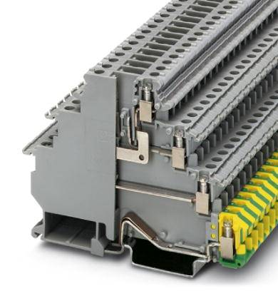Mehrstöckige Reihenklemme in grauer Farbe mit gelben und grünen Elementen, verwendet zur Verbindung elektrischer Drähte.