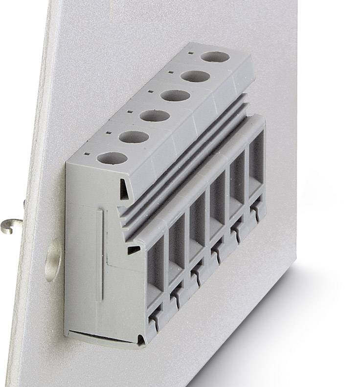 Ein graues Steckverbinder-Modul mit mehreren Löchern und Steckplätzen ist an einer vertikalen Metallfläche montiert.